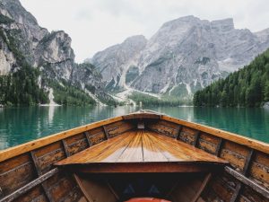 North Italy tour by board on lakes